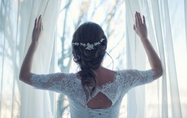 Как украсить платье кружевом